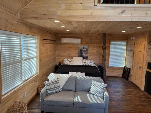 Ένα ή περισσότερα κρεβάτια σε δωμάτιο στο Treehouse Duo Lakefront 2 Private Hot Tubs