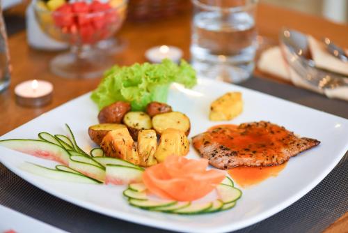 Makanan di atau berdekatan hotel