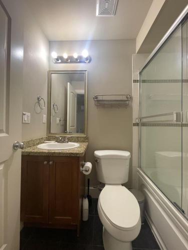 Bilik mandi di Private 1BD Suite in Prime Vancouver Location