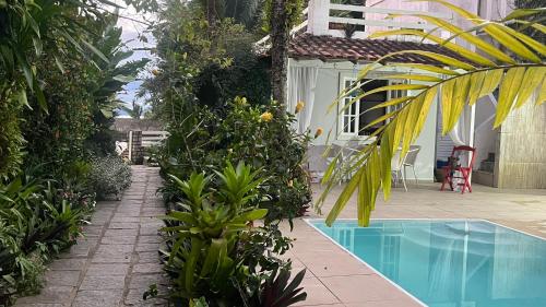 a house with a swimming pool in a yard at GUEST HOUSE Floresta Mar in Angra dos Reis