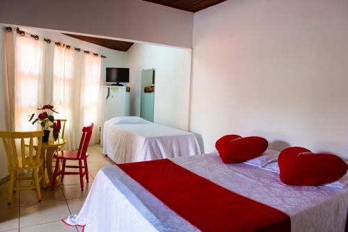 Dos corazones en una cama en una habitación. en Suites Eco Ville, en Bonito
