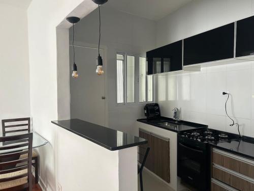 サンパウロにあるApartamento Premium Liberdadeのコンロとカウンタートップのあるキッチン