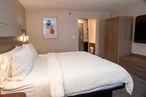 a large white bed in a hotel room at Holiday Inn Express Tucson-Airport by IHG in Tucson