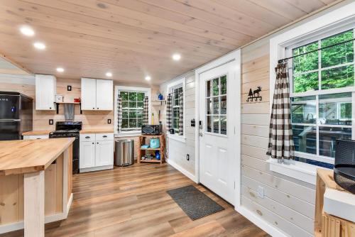 Dapur atau dapur kecil di Gables End Escape Lakefront Dock Kayaks