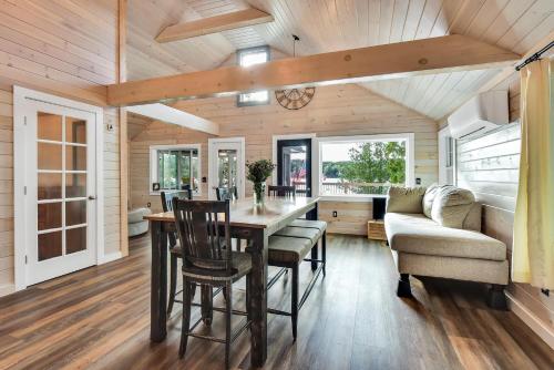 Ruang duduk di Gables End Escape Lakefront Dock Kayaks