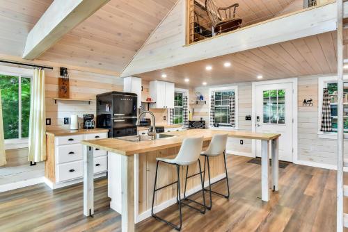 Dapur atau dapur kecil di Gables End Escape Lakefront Dock Kayaks