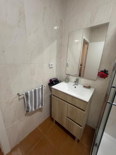 une salle de bain avec un lavabo et un miroir dans l'établissement Recanto em Carnide, à Lisbonne