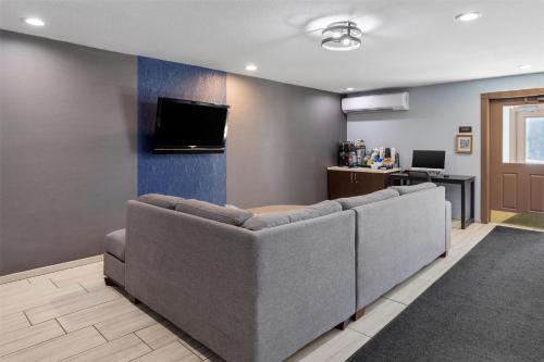 a living room with a couch and a tv at SureStay Plus Hotel by Best Western Mammoth Lakes in Mammoth Lakes