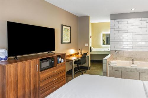 海伦SureStay Hotel by Best Western Helen Downtown的配有电视、床和浴室的酒店房间