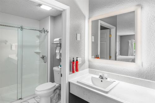 SureStay Hotel by Best Western Helen Downtownにあるバスルーム