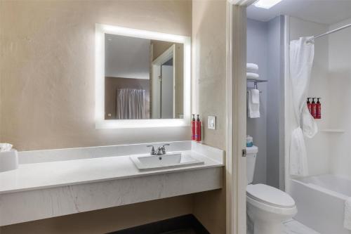 SureStay Hotel by Best Western Helen Downtownにあるバスルーム