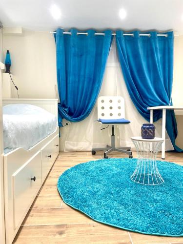 una camera con letto e tappeto blu di Havre de Paix proche Paris et Disney a Saint-Maur-des-Fossés