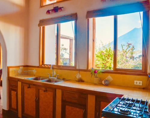 Η κουζίνα ή μικρή κουζίνα στο Casa de Los Angeles Lakefront Retreat with Sauna and Volcano Views