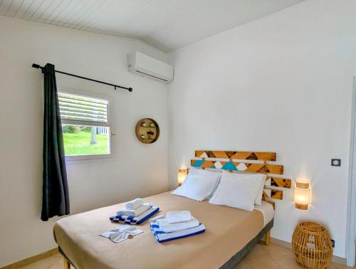 Ένα ή περισσότερα κρεβάτια σε δωμάτιο στο Magnifique villa piscine vue mer à 180