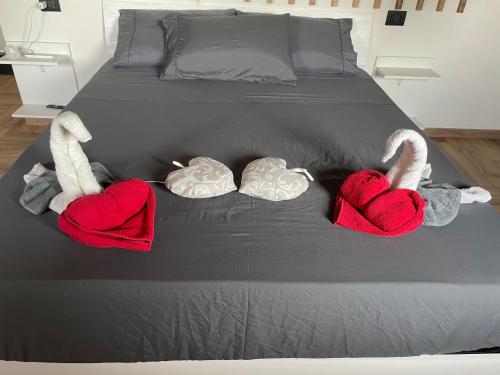 a bed with red and white towels on it at La Residenza del Vescovo in Gambarana