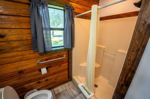 Koupelna v ubytování Fishtale Lodge Cabins