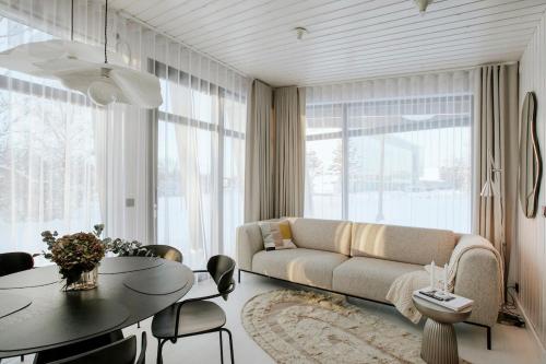 Φωτογραφία από το άλμπουμ του Modern 3BR Villa at the Golf Course σε Manniva