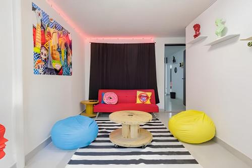 a living room with a table and two colorful chairs at Amplia planta baja Fundidora in Monterrey