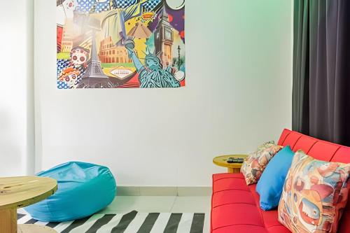 a living room with a red couch and a table at Amplia planta baja Fundidora in Monterrey