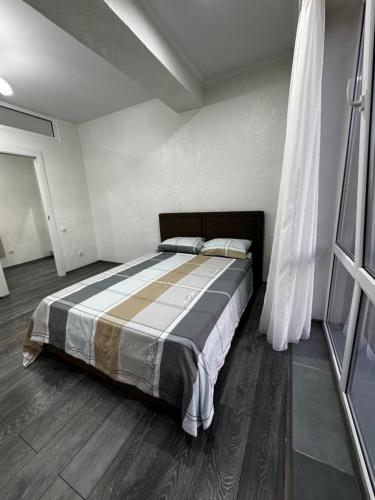 a bedroom with a large bed in a room at Rent&live calm place apartment in Crăsnăşeni