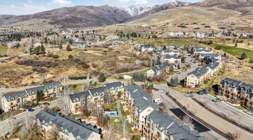eine Luftansicht auf eine Stadt mit Gebäuden und Bergen in der Unterkunft Adventure & Relaxation Awaits Near Powder Mountain Eden Utah All Season Retreat Golf and Ski Resort in Eden