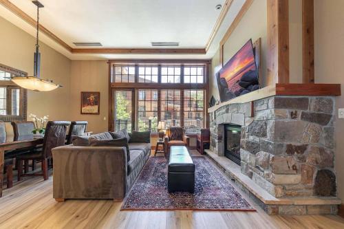 Μια τηλεόραση ή/και κέντρο ψυχαγωγίας στο Catamount Lodge 101 by East West Hospitality