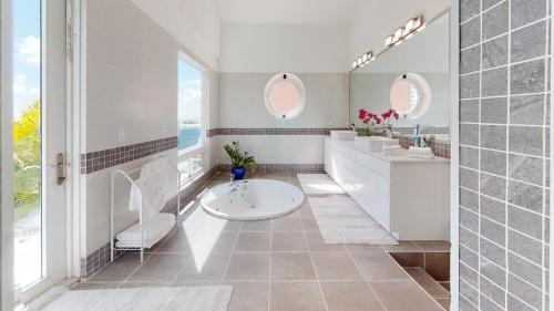 Ένα μπάνιο στο PANORAMIC VIEWS Stylish Modern Penthouse