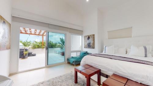 Ένα ή περισσότερα κρεβάτια σε δωμάτιο στο PANORAMIC VIEWS Stylish Modern Penthouse