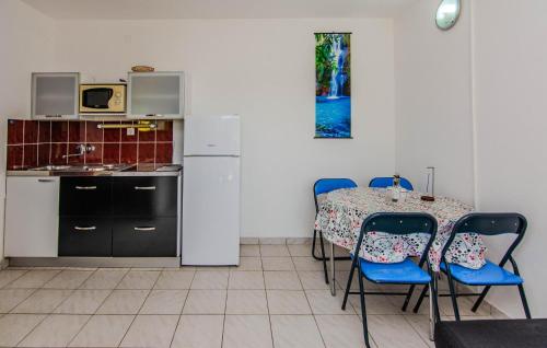 Η κουζίνα ή μικρή κουζίνα στο 1 Bedroom Nice Apartment In Nin