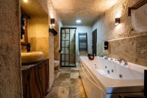 Un baño de Sunset Cave