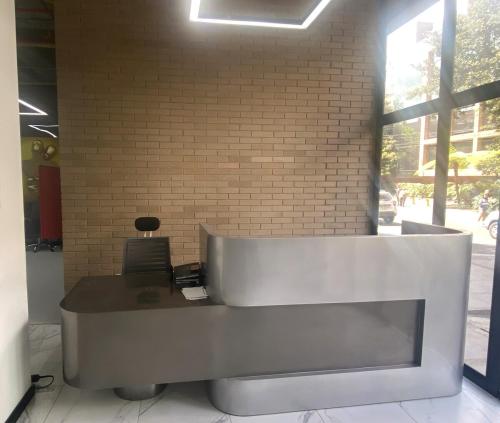 a reception desk in an office with a computer on it at Parque 93 apartamento ideal in Bogotá