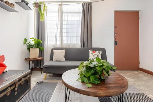 a living room with a couch and a table at Acogedor departamento, centro histórico Monterrey in Monterrey