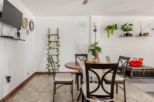a dining room with a table and chairs at Acogedor departamento, centro histórico Monterrey in Monterrey