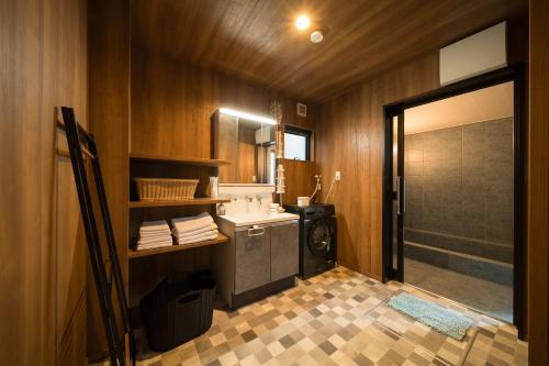 ein Badezimmer mit Waschbecken und Dusche in der Unterkunft 別府三和泉 雅 桜 響 in Beppu