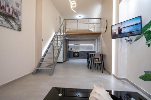 Palanda nebo palandy na pokoji v ubytování Loft 53- Urban Stay by MPS