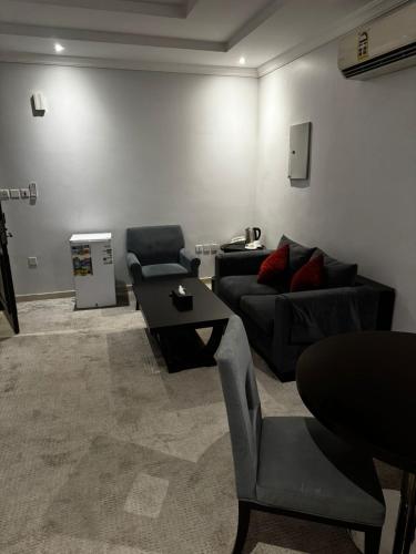 a living room with a couch and a table at ذا جولد للشقق المخدومة in Jeddah