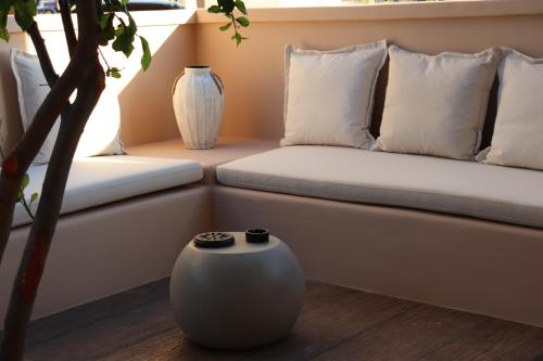 Ruang duduk di Fos Luxury Villas