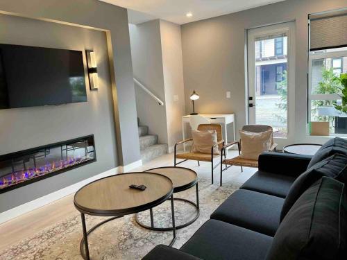 Гостиная зона в Parksville Townhome 2 bedroom pool gym