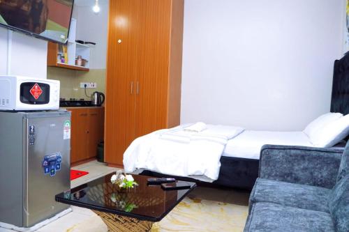 ein Hotelzimmer mit einem Bett und einem Couchtisch in der Unterkunft Betty Homes in Nairobi