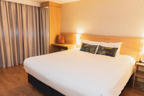 Кровать или кровати в номере Intercity Curitiba 7 de Setembro