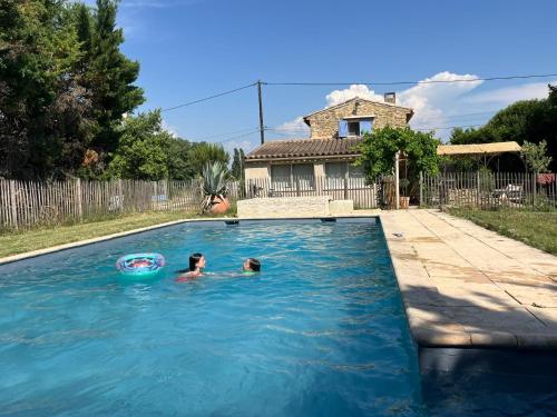 - une piscine pour 2 personnes dans l'établissement Maison de charme provençale en pierre, à Puyvert