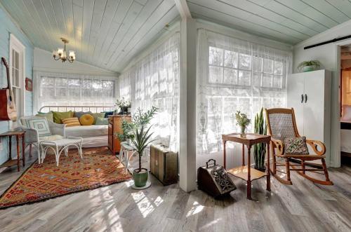 Χώρος καθιστικού στο Timeless Pineview Cottage Hot Tub & Pet Friendly