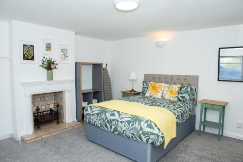 Кровать или кровати в номере Large 1 Bed Apartment In Southsea Portsmouth - Sleeps 4 & Free Parking