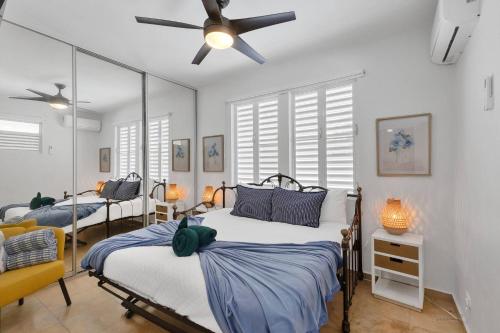 サンファンにあるCondado Villa 4Bd 3Ba Spa-Generator-Parkingのベッド2台と天井ファン付きの寝室