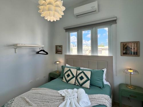 a bedroom with a bed and a window at Condado Laguna Villa w Pool 5 Bd 3 Ba - Generator in San Juan