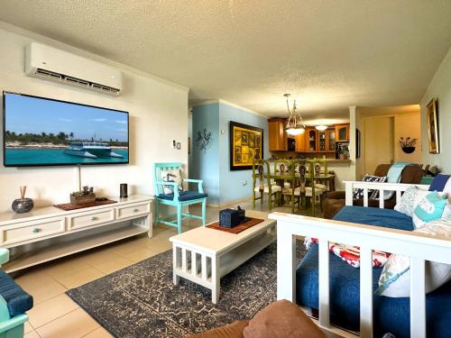 Χώρος καθιστικού στο Marina View Condo 2 Bed - 2 Bath Sleeps 7