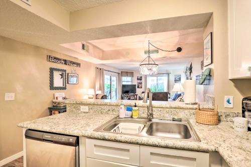 una cocina con fregadero y encimera en St Augustine Beach Condo with Patio and Pool Access!, en Butler Beach