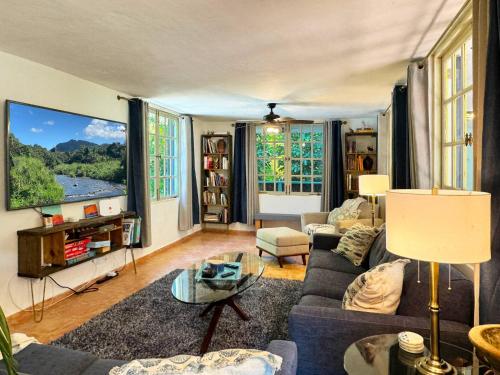 Χώρος καθιστικού στο Rainforest View 4 bed 3 bath Hot Tub - Generator