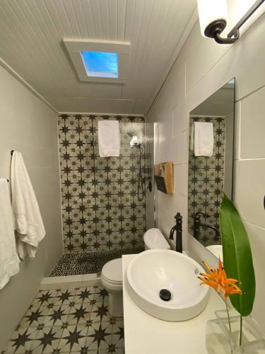 Ένα μπάνιο στο Rainforest View 4 bed 3 bath Hot Tub - Generator