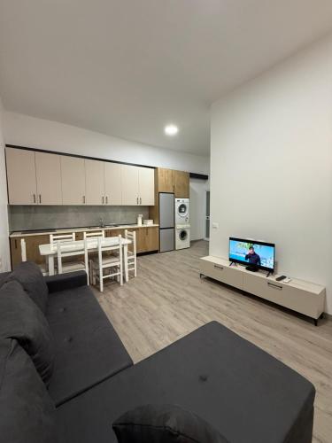 Amar's Apartment - 6 Guests, 2 Rooms, Durres Beach